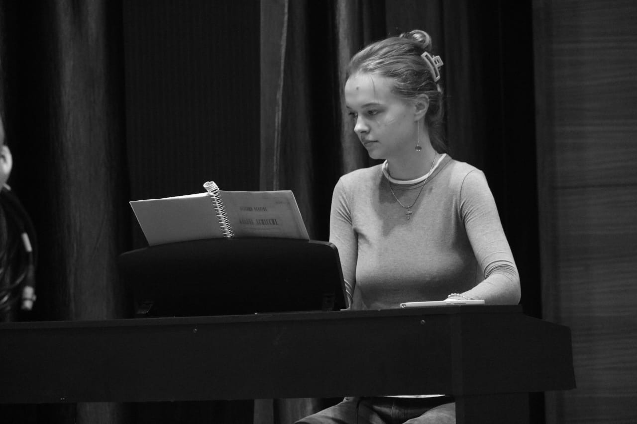 Anastasiya Yafimava at the piano, the Gianni Schicchi score on the stand, her eyes on the stage.