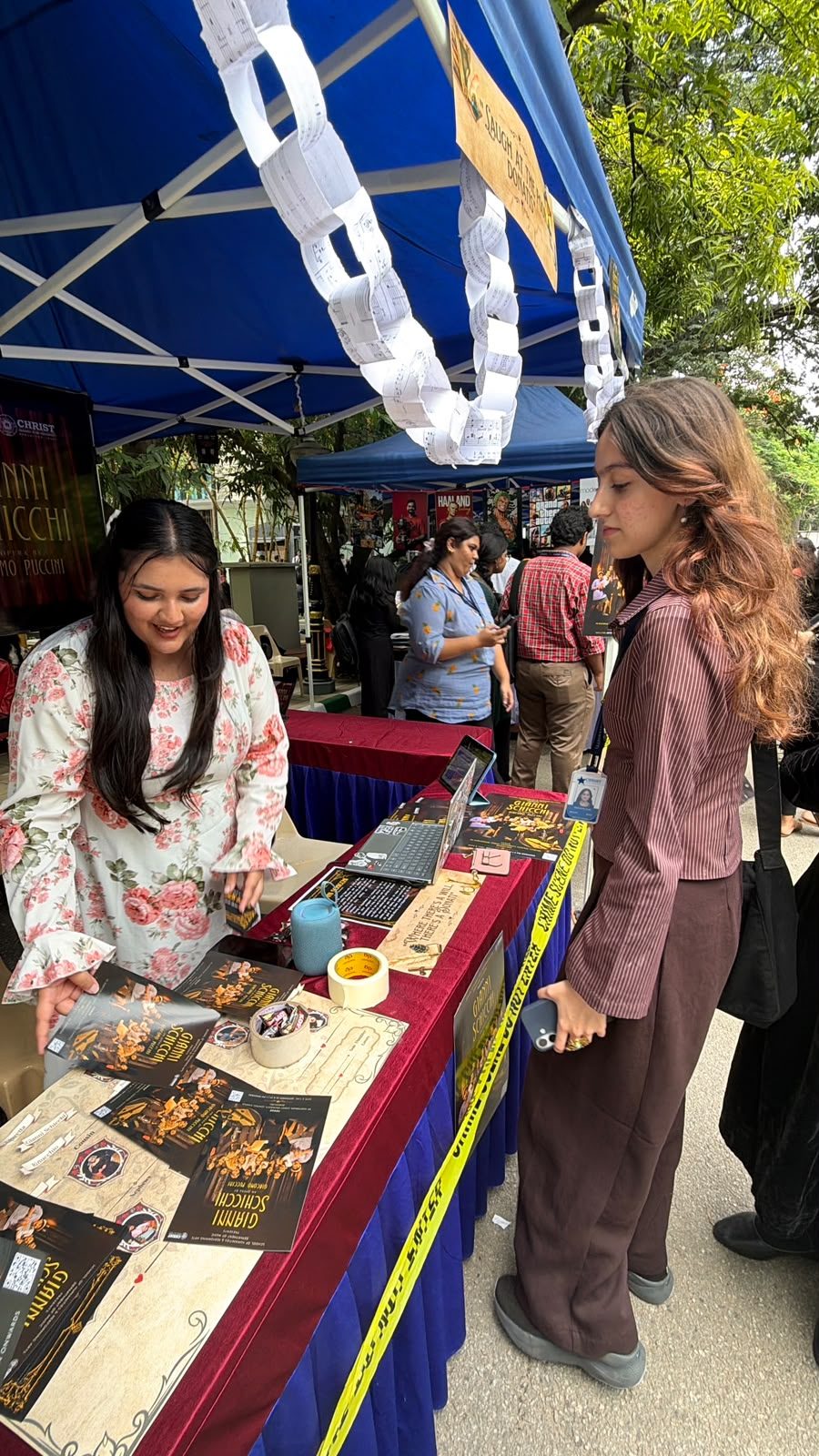 A visitor stopping at the table of the Gianni Schicchi stand.